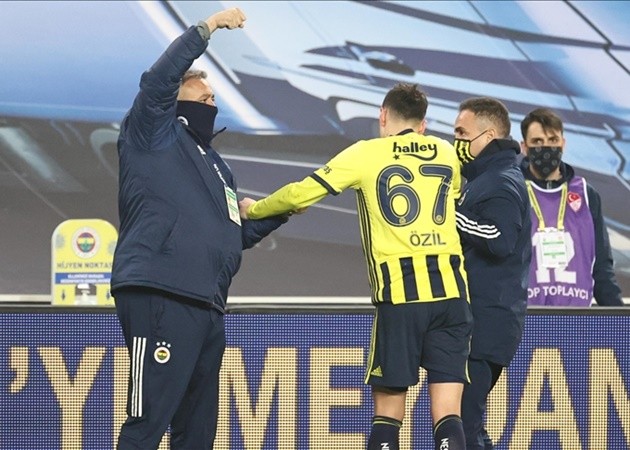 SỐC! Ozil hỏng ăn khó tin, rời sân bằng cáng trong ngày Fenerbahce hòa nhạt - Bóng Đá