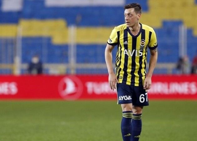 SỐC! Ozil hỏng ăn khó tin, rời sân bằng cáng trong ngày Fenerbahce hòa nhạt - Bóng Đá