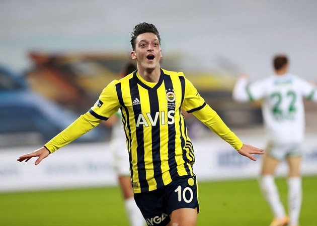 SỐC! Ozil hỏng ăn khó tin, rời sân bằng cáng trong ngày Fenerbahce hòa nhạt - Bóng Đá