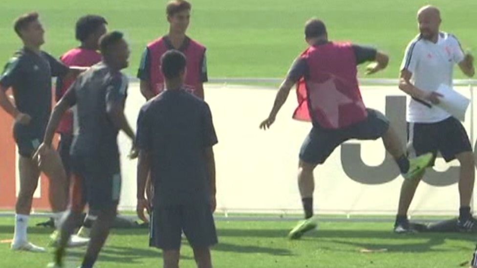 Gonzalo Higuain loses it in training, kicks coach before turning anger on hoarding - Bóng Đá