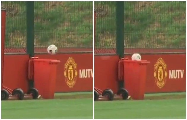 Manchester United: Fans joke about Ole Gunnar Solskjaer still playing for the club - Solskjaer sút bóng vào thùng - Bóng Đá
