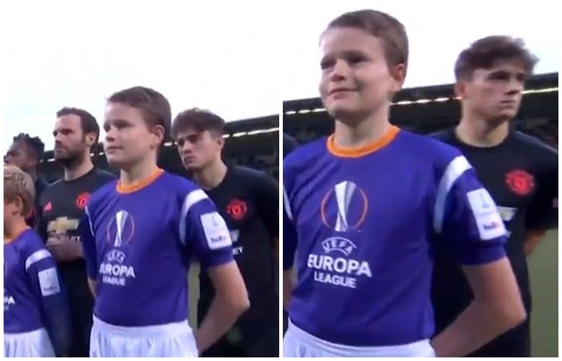 Man Utd fans in hysterics as Daniel James is dwarfed by his mascot before Europa League clash with Alkmaar - Bóng Đá