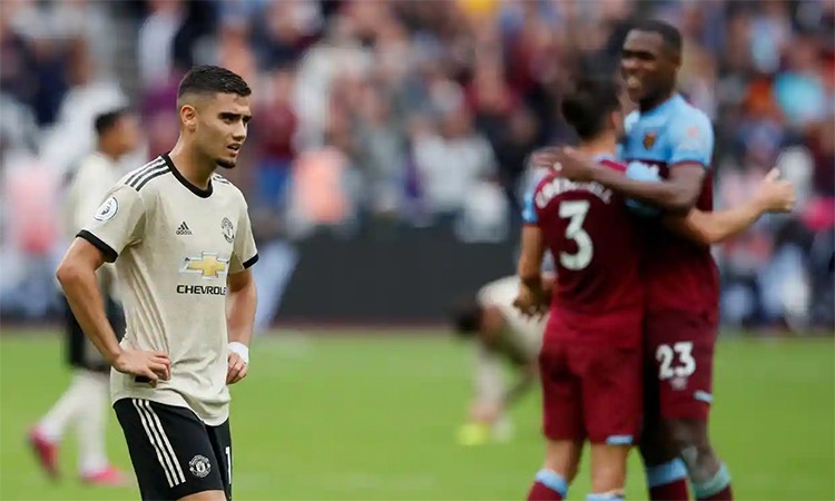 Ed Woodward DID tell Phil Jones off at West Ham, barking 'We're on camera, stop' - Bóng Đá