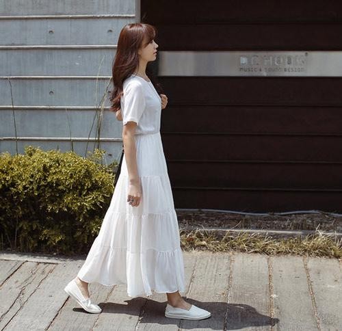 Những thiết kế dáng tầng, chất cotton hoặc linen tạo cảm giác thoáng mát, nhẹ nhàng khi mặc, đồng thời mang lại độ rủ tự nhiên giúp tổng thể trông mềm mại hơn.