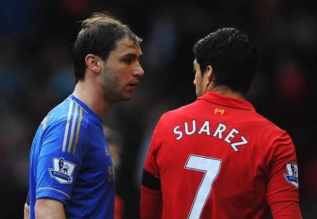 Jamie Carragher reveals Luis Suarez denied biting Branislav Ivanovic to Liverpool squad after infamous Chelsea clash - Bóng Đá