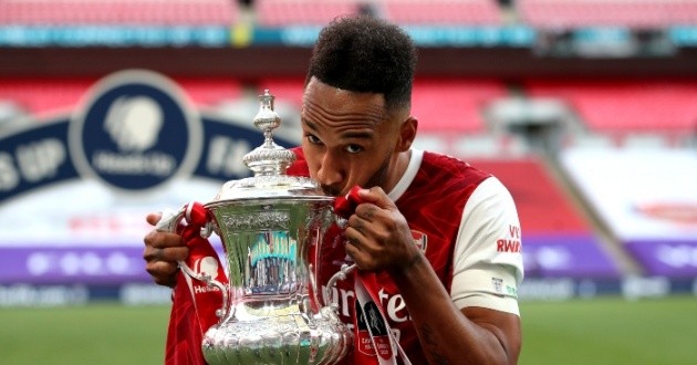 Chùm ảnh Aubameyang làm rơi cúp - Bóng Đá