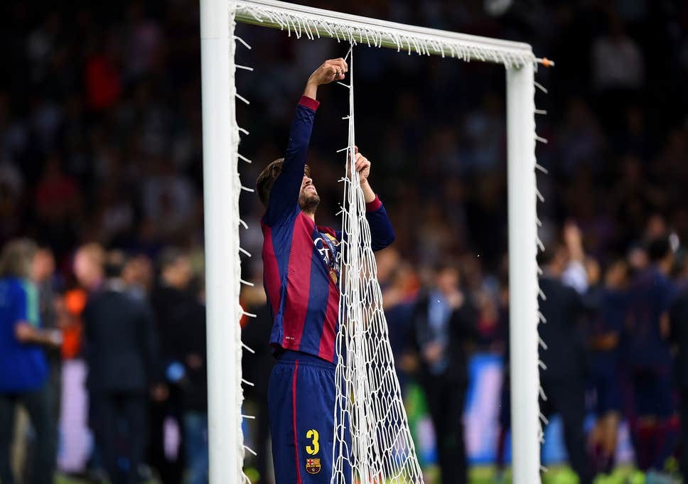 Pique cut the net - Bóng Đá