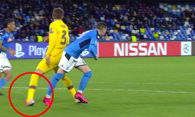 Pique đổi kiểu tóc - Bóng Đá