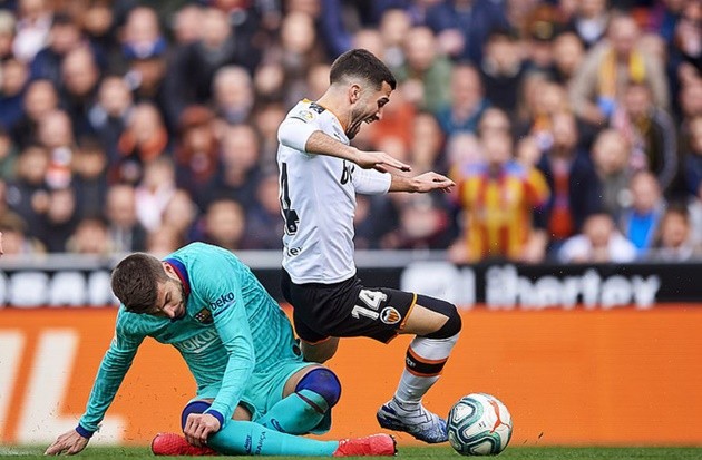 Pique đổi kiểu tóc - Bóng Đá