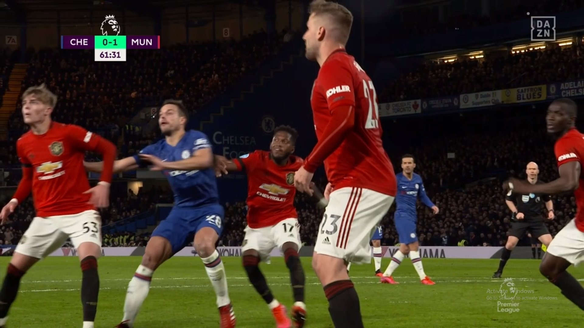 Azpilicueta: fred pushed me - Bóng Đá