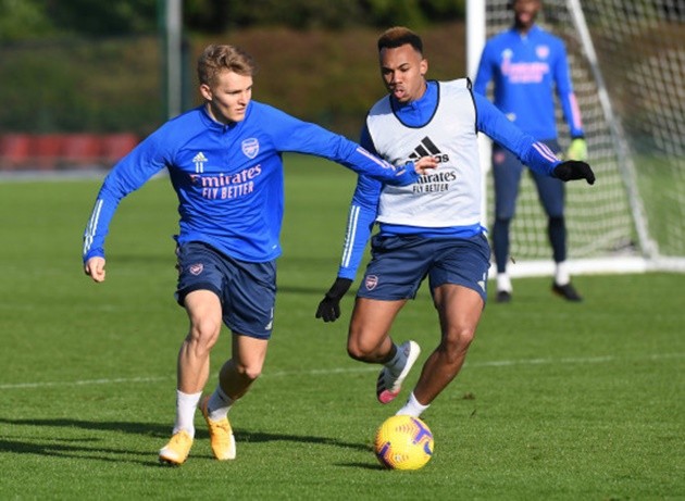 Martin Odegaard pulls off stunning backheel nutmeg assist in Arsenal training session  - Bóng Đá