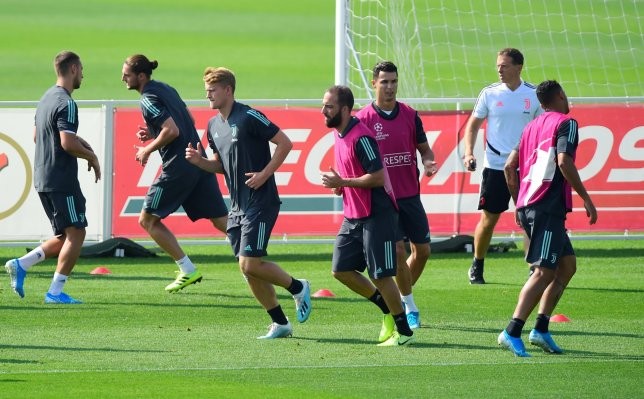 Gonzalo Higuain loses it in training, kicks coach before turning anger on hoarding - Bóng Đá