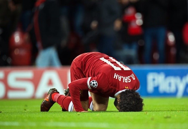 Mo Salah works out at 2:40am at home as Liverpool star does pull-ups to keep physique in amazing shape during lockdown - Bóng Đá