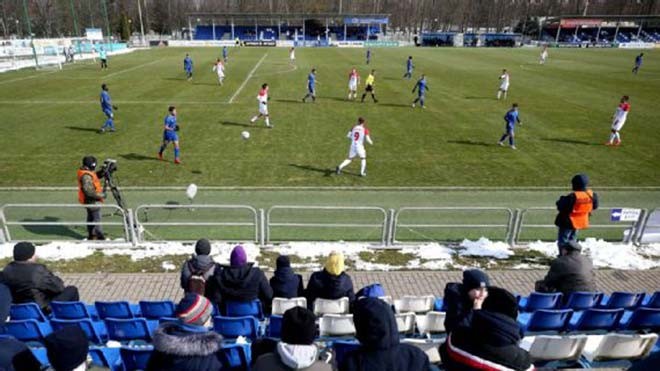 Quá điên rồ! Bóng đá vẫn diễn ra, CĐV cởi trần, nhảy múa giữa ổ dịch châu Âu - Bóng Đá