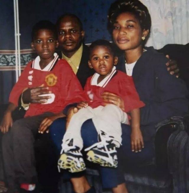 Ảnh Wan-Bissaka mặc áo Man Utd từ nhỏ - Bóng Đá
