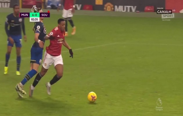 Jan Bednarek became the first player in Premier League history to be sent off, give away a penalty and score an own goal - Bóng Đá