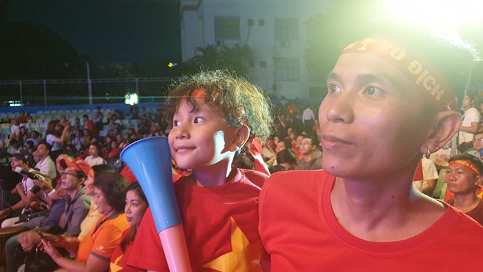 CĐV Việt Nam nhuộm đỏ phố phường, tiếp lửa từ xa cho ĐT Việt Nam - Bóng Đá