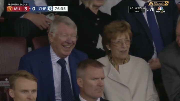 Ảnh phản ứng của Sir Alex trên khán đài - Bóng Đá