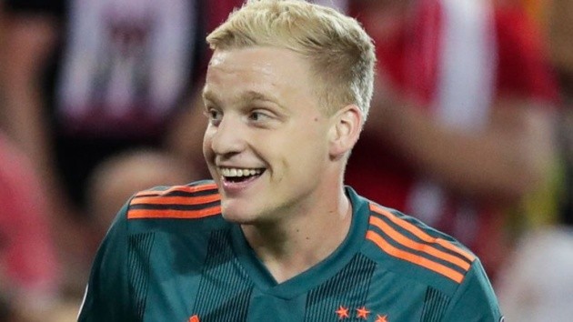Donny van de Beek set to snub Barcelona for Man United move - Bóng Đá