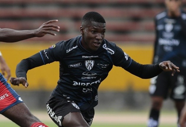 Chelsea could be handed midfielder transfer boost as report details Man United stance - Bóng Đá