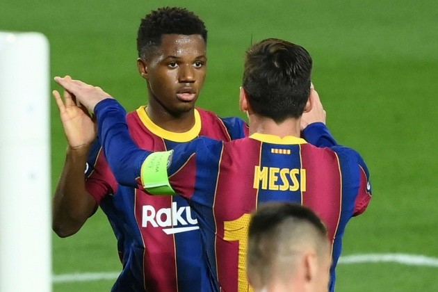 Giữ được Messi, Barca chờ thêm 2 