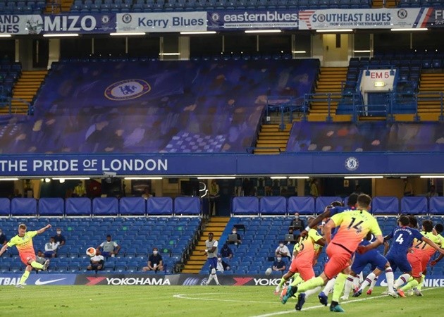Fernandinho lĩnh thẻ đỏ, Man City cay đắng 'dâng cúp' cho Liverpool - Bóng Đá