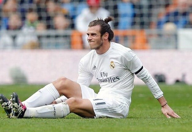 Golf fanatic Bale uses time off from football to finesse his putting as he sinks outrageous trick shot - Bóng Đá