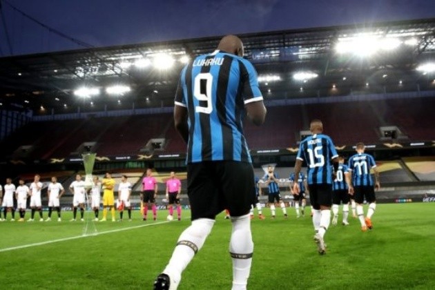 Romelu Lukaku REFUSES to collect runners-up medal after Europa League final  - Bóng Đá