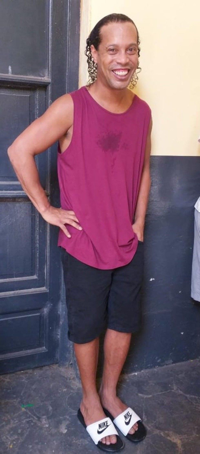 Ronaldinho đã bị bắt bỏ tù - Bóng Đá