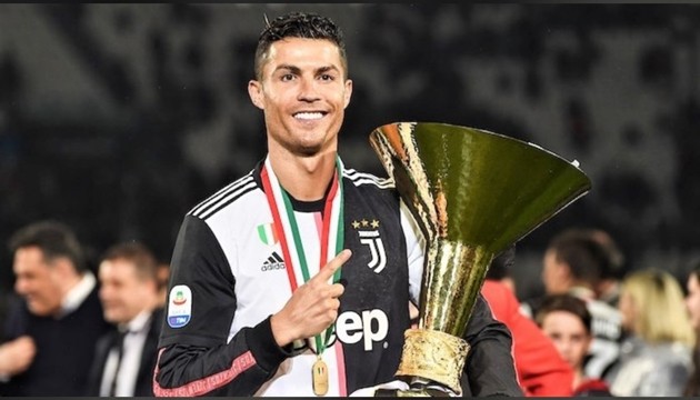 Jesse Lingard chúc mừng Ronaldo - Bóng Đá