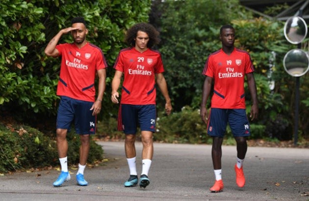 Pepe xỏ háng Xhaka trong buổi tập - Bóng Đá