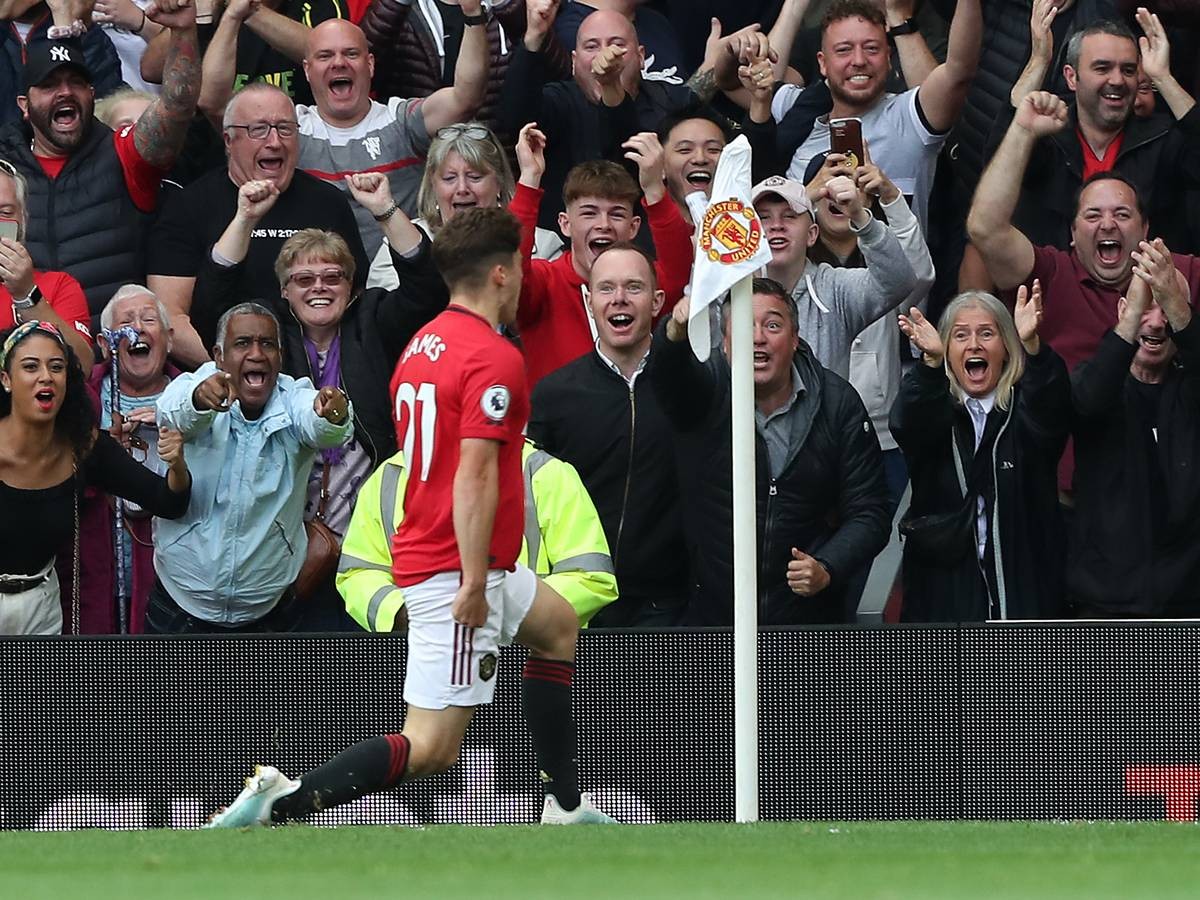 James cried and dedicated goal to his father - Bóng Đá
