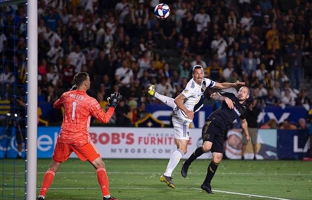 Nói được làm được, Ibrahimovic lập hattrick hạ gục 
