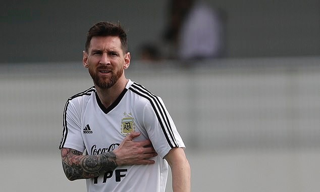 Messi trông khá khắc khổ khi Argentina 'chết đi sống lại' - Bóng Đá
