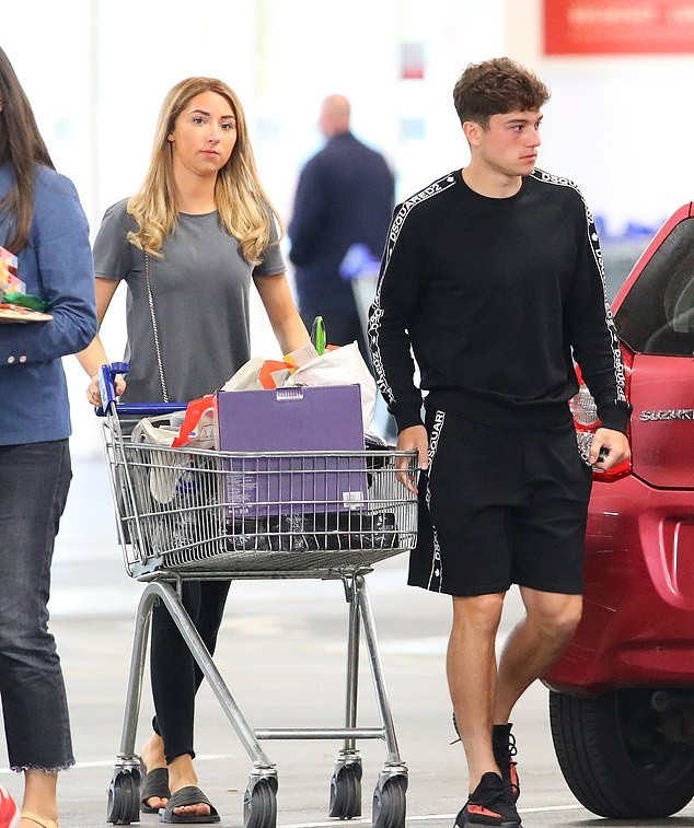 Ảnh Daniel James đi mua sắm - Bóng Đá