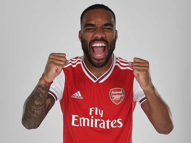Alexandre Lacazette, Pierre-Emerick Aubameyang and Co model Arsenal's classy new home kit as they return to adidas for first time in 25 years - Bóng Đá