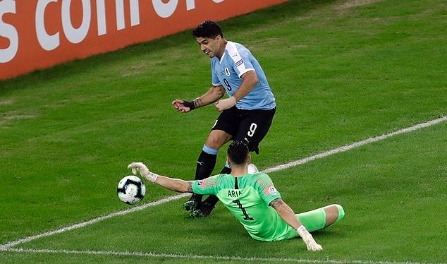Chết cười! Suarez đòi penalty vì thủ môn... dùng tay - Bóng Đá