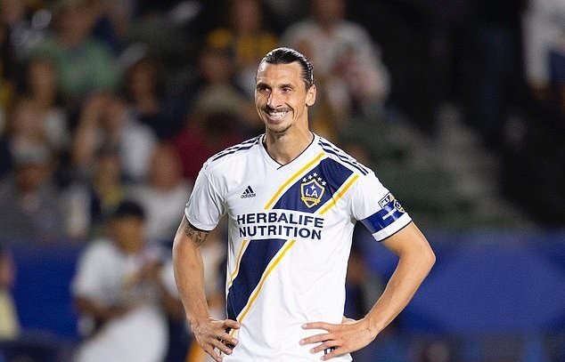 Nói được làm được, Ibrahimovic lập hattrick hạ gục 