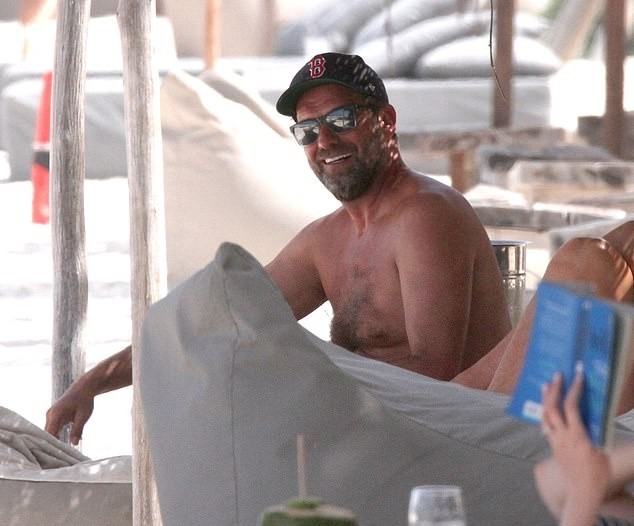 Jurgen Klopp soaks up the sun in Mexico as he relaxes with his wife after masterminding Champions League success  - Bóng Đá