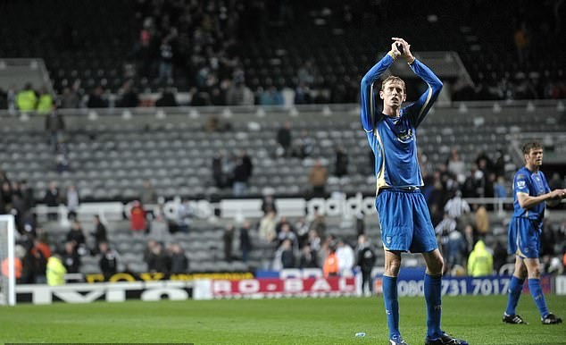 Tạm biệt 'sếu vườn' Peter Crouch - cầu thủ trăm năm có một của Premier League - Bóng Đá