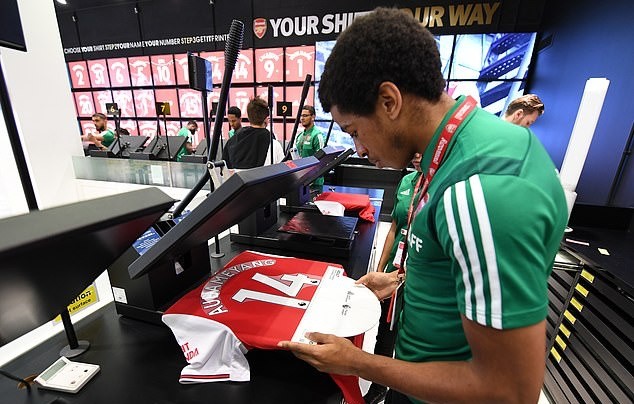 Alexandre Lacazette, Pierre-Emerick Aubameyang and Co model Arsenal's classy new home kit as they return to adidas for first time in 25 years - Bóng Đá