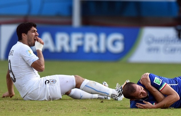Chết cười! Suarez đòi penalty vì thủ môn... dùng tay - Bóng Đá
