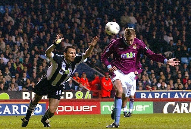 Tạm biệt 'sếu vườn' Peter Crouch - cầu thủ trăm năm có một của Premier League - Bóng Đá