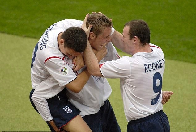 Tạm biệt 'sếu vườn' Peter Crouch - cầu thủ trăm năm có một của Premier League - Bóng Đá