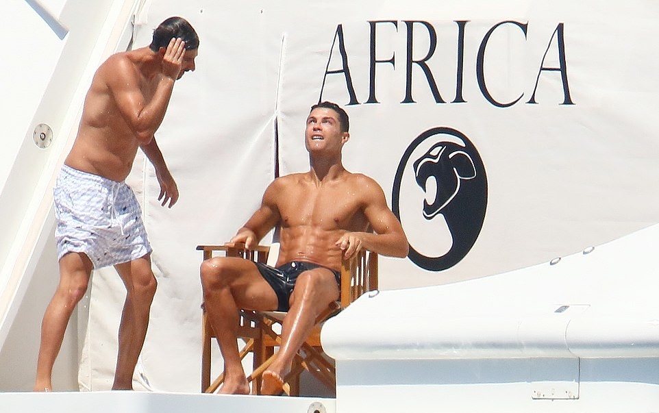 Ronaldo ôm hôn bạn gái bốc lửa - Bóng Đá