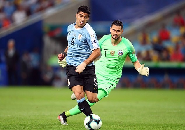 Chết cười! Suarez đòi penalty vì thủ môn... dùng tay - Bóng Đá