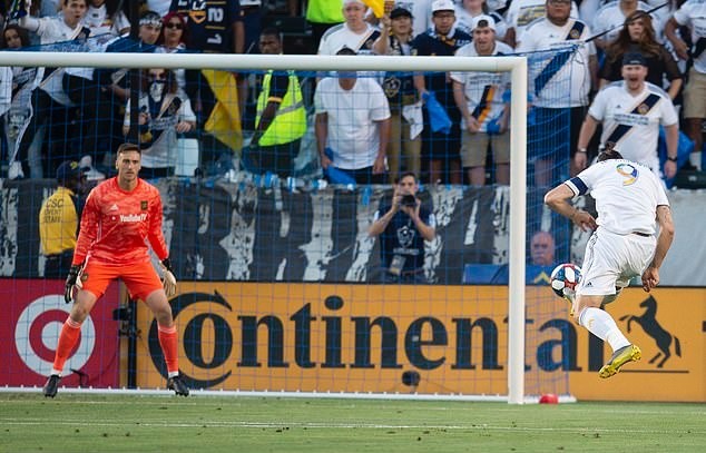 Nói được làm được, Ibrahimovic lập hattrick hạ gục 