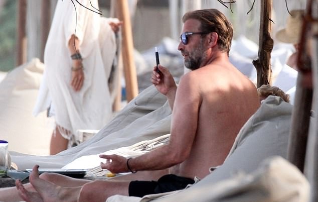 Jurgen Klopp soaks up the sun in Mexico as he relaxes with his wife after masterminding Champions League success  - Bóng Đá