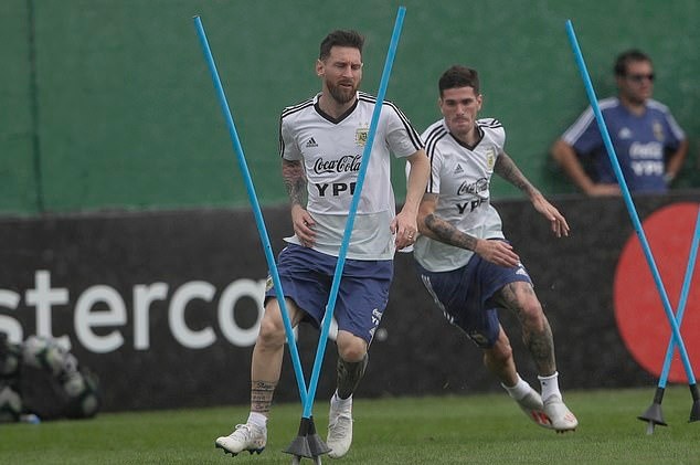 Messi trông khá khắc khổ khi Argentina 'chết đi sống lại' - Bóng Đá