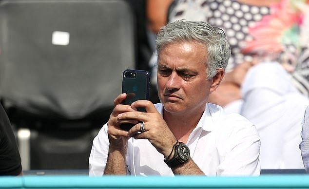 'I shed tears when he won Wimbledon': Jose Mourinho casts eye over Andy Murray's training session - Bóng Đá